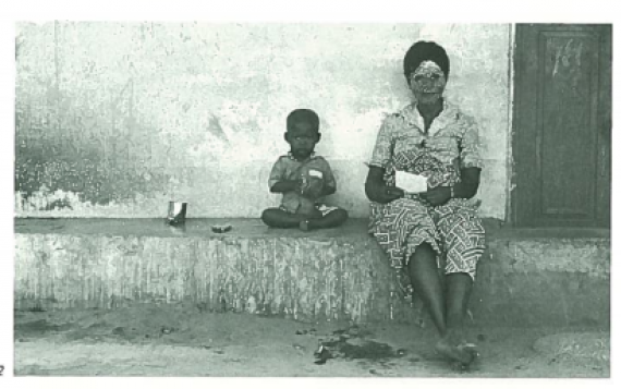 Mulher e Filho sentados num banco de pedra