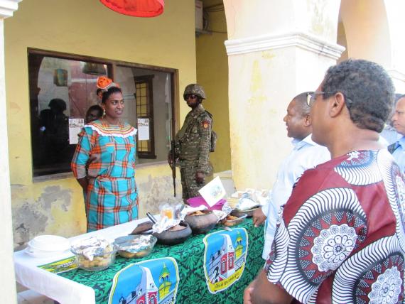 Mulher a vender comida caseira